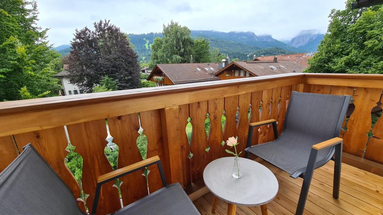 Bunter Hirsch Im Garmischer Zentrum Garmisch-Partenkirchen